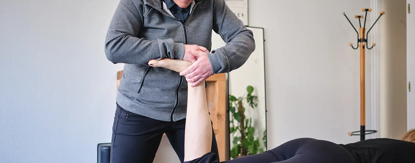 Patiënt krijgt fysiotherapie behandeling voor enkel pijn