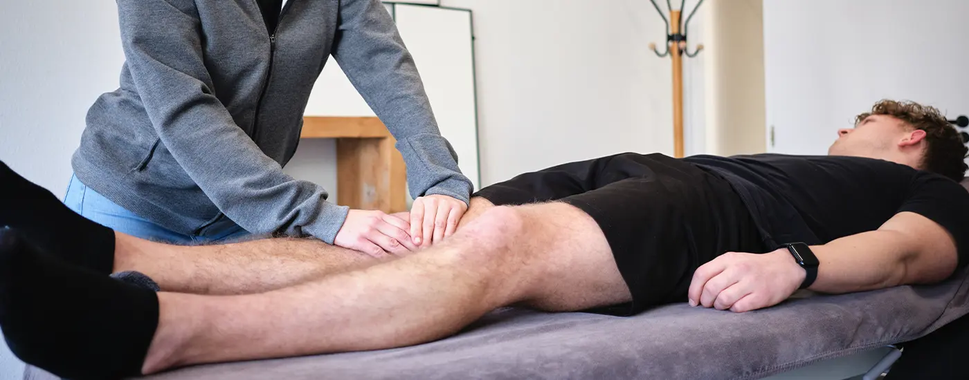 Patiënt krijgt fysiotherapie behandeling voor kniepijn