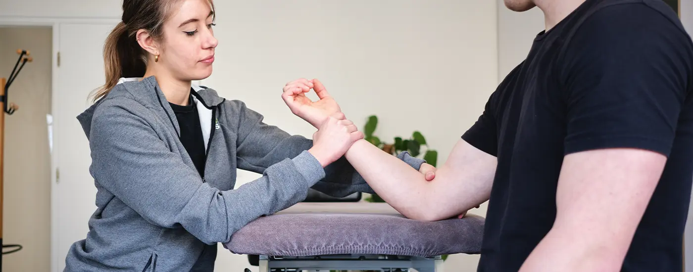 Patiënt krijgt fysiotherapie behandeling voor polspijn